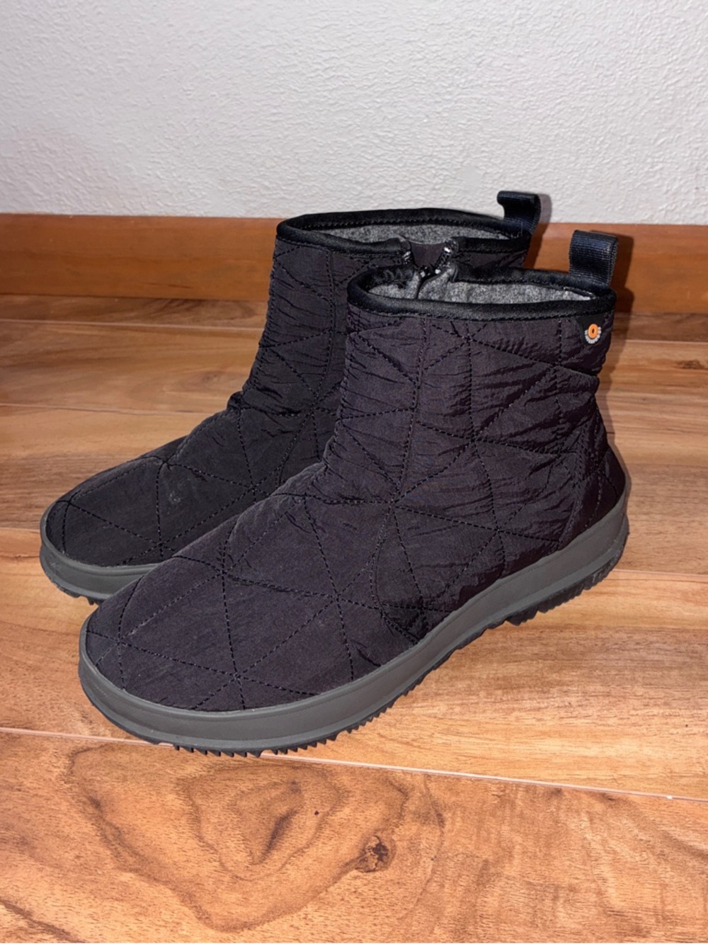 Bogs Women’s Snow Day Mid Boots Black - size 8